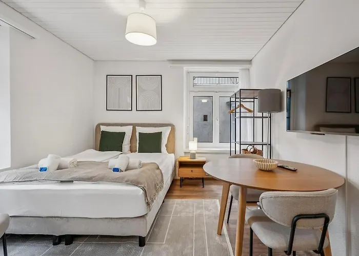 Premium In Center - Color 3 *